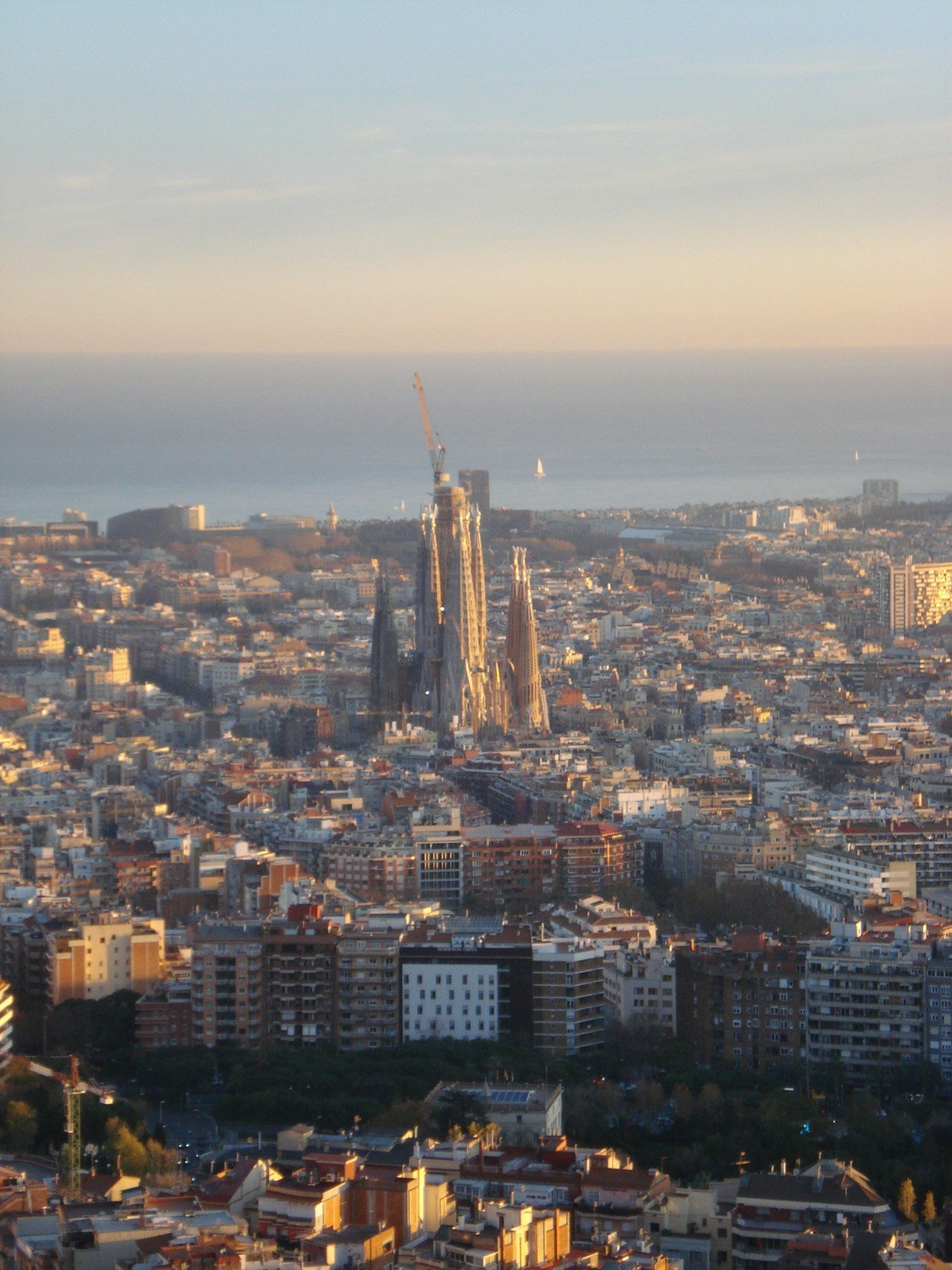 Vista urbana de Barcelona con la Sagrada Familia