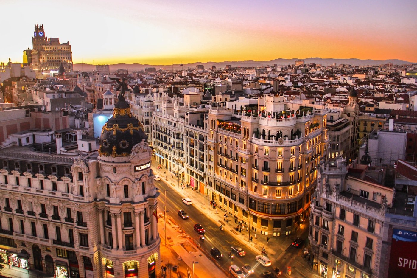 Vista urbana de Madrid al atardecer