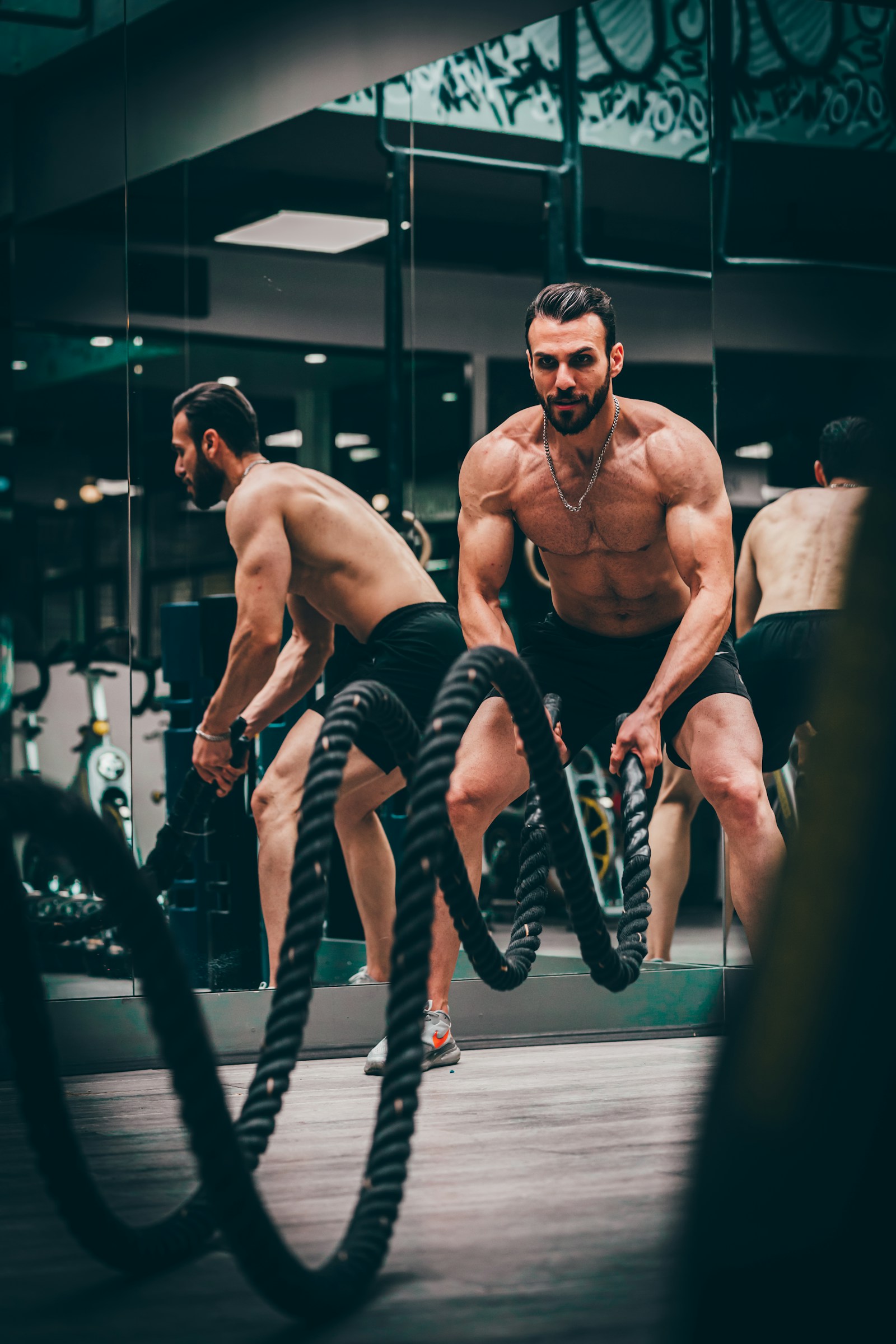 Hombre de más de 45 años en el gimnasio, entrenamiento de fuerza con Elevate